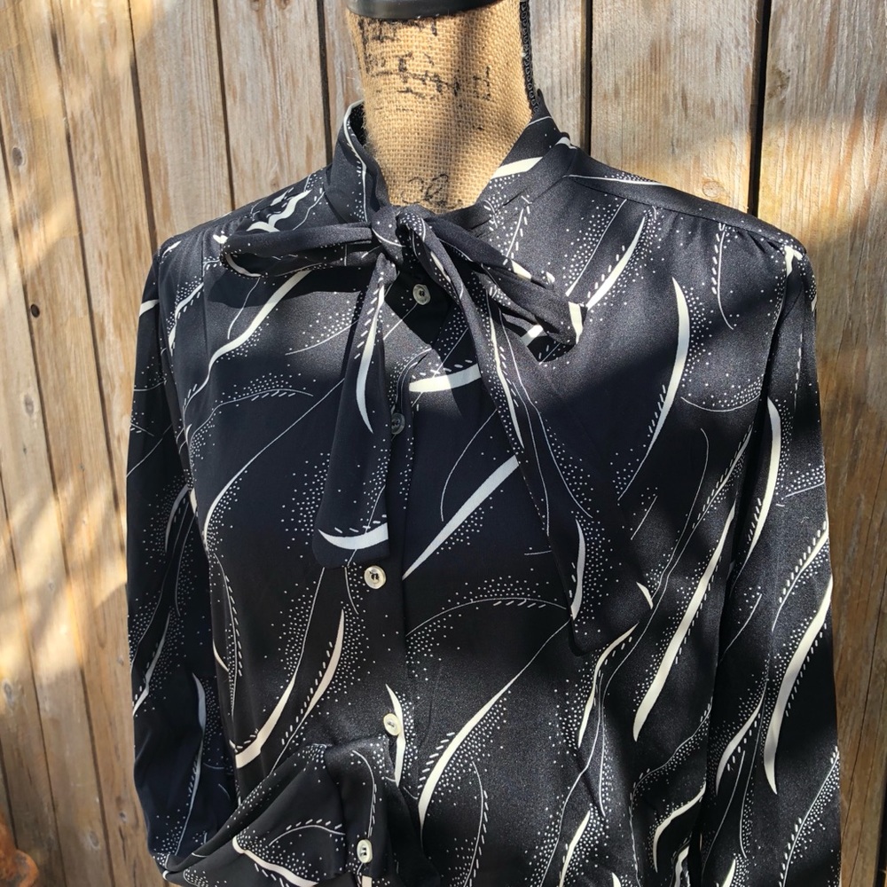 VINTAGE 70S BLACK & WHITE POLY PUSSYBOW BLOUSE
